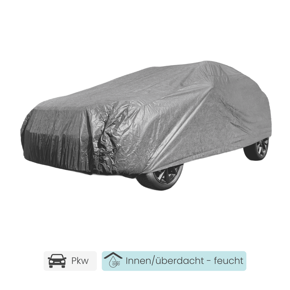 Silbergraue Allround-Autoabdeckung auf einer vollständig abgedeckten Limousine für feuchte Innen- und überdachte Außenbereiche.