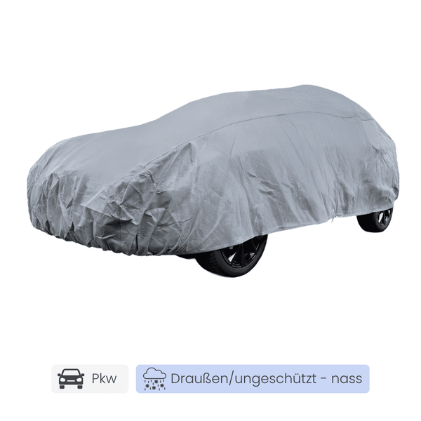 Silbergraue Outdoor-Autoabdeckung auf einer vollständig abgedeckten Limousine für ungeschützte und nasse Außenbereiche.